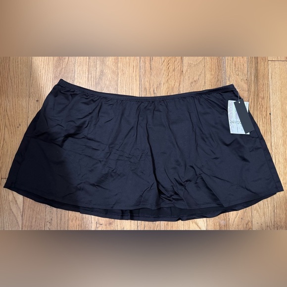 24th & Ocean Solid Skirted Hipster Bikini Swimsuit Bottom in Black - Picture 4 of 6